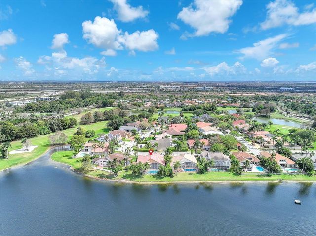 620 W Laurel Ln W, Pembroke Pines, FL 33027