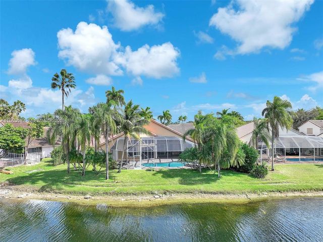 620 W Laurel Ln W, Pembroke Pines, FL 33027