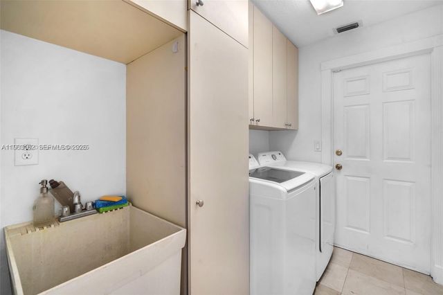 620 W Laurel Ln W, Pembroke Pines, FL 33027