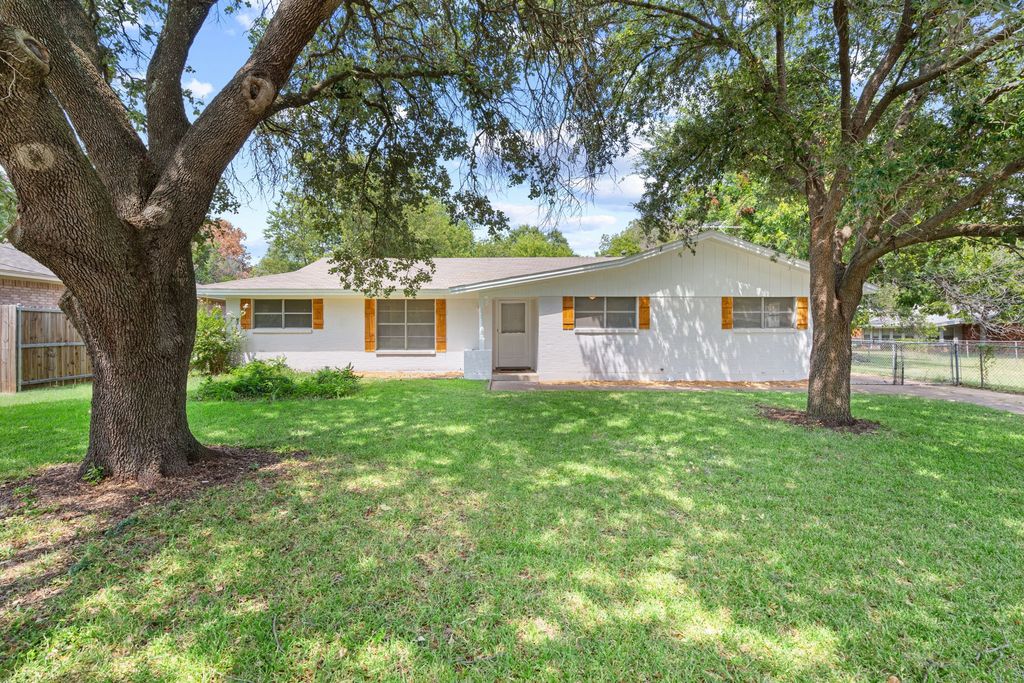 405 Vernon Castle Avenue, Benbrook, TX 76126