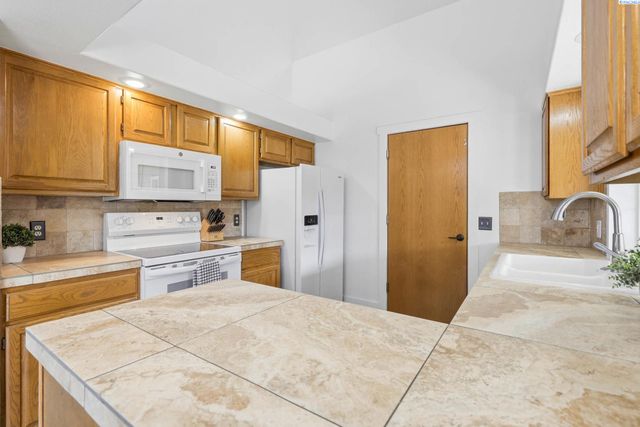 4485 Northlake Drive, West Richland, WA 99353