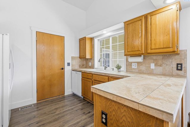 4485 Northlake Drive, West Richland, WA 99353