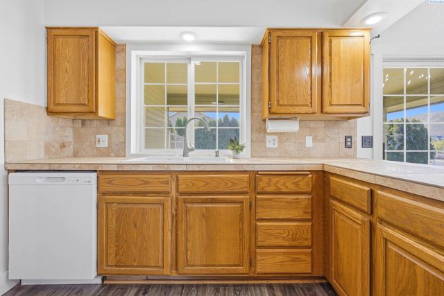 4485 Northlake Drive, West Richland, WA 99353