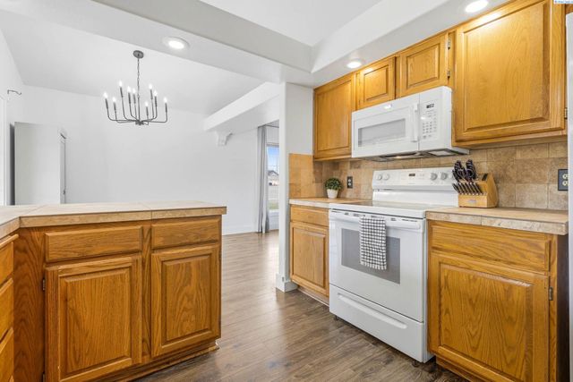 4485 Northlake Drive, West Richland, WA 99353