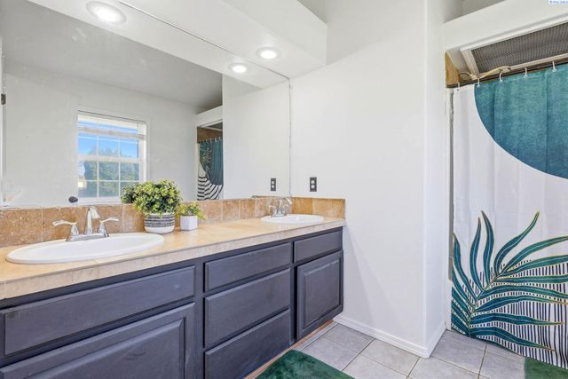 4485 Northlake Drive, West Richland, WA 99353