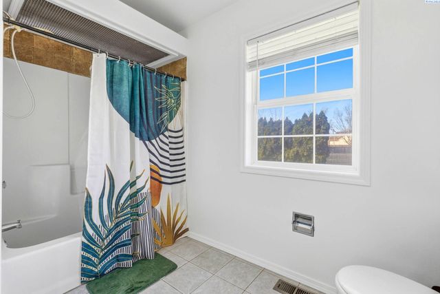 4485 Northlake Drive, West Richland, WA 99353