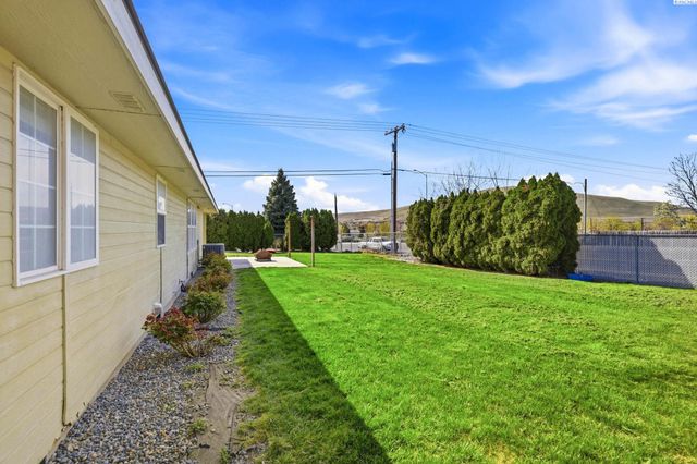 4485 Northlake Drive, West Richland, WA 99353