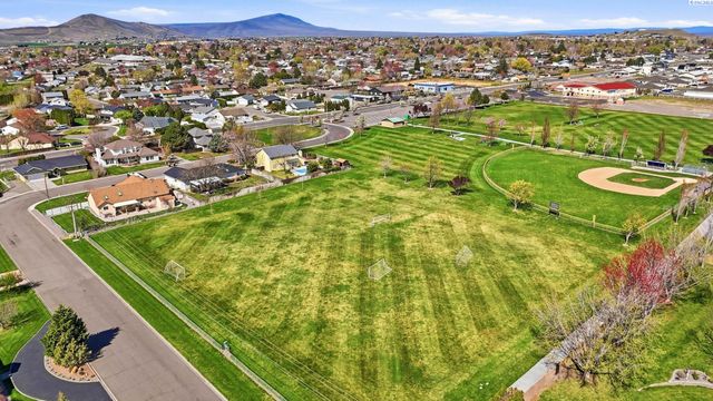 4485 Northlake Drive, West Richland, WA 99353