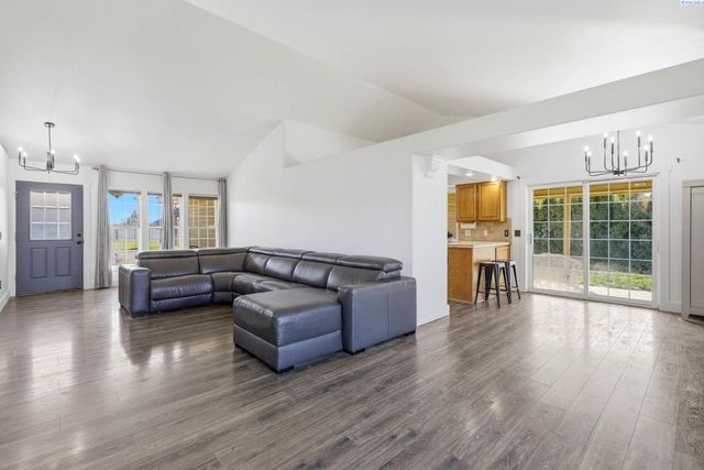 4485 Northlake Drive, West Richland, WA 99353