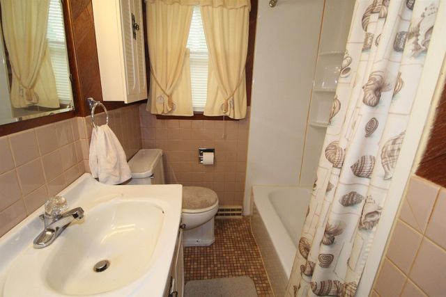 1611 E Ridgeway Avenue, Waterloo, IA 50702