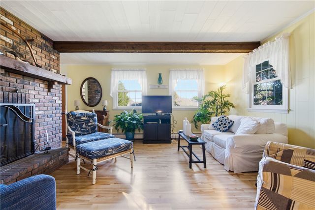 11 Linda Avenue, Portsmouth, RI 02871