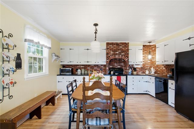 11 Linda Avenue, Portsmouth, RI 02871