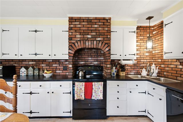 11 Linda Avenue, Portsmouth, RI 02871
