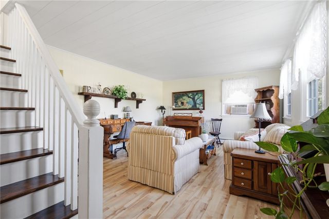 11 Linda Avenue, Portsmouth, RI 02871