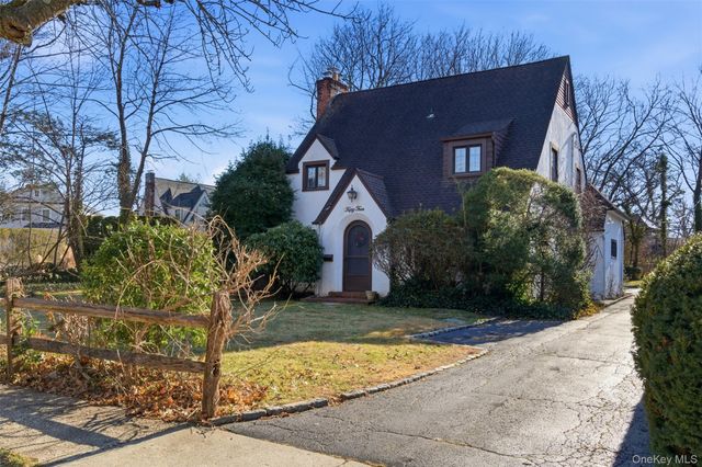 54 Summit Drive, Manhasset, NY 11030