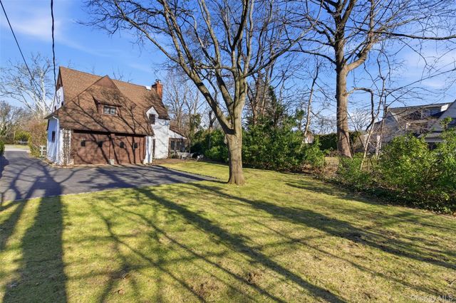 54 Summit Drive, Manhasset, NY 11030