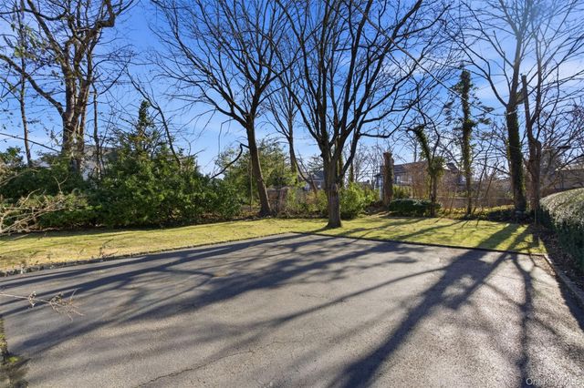 54 Summit Drive, Manhasset, NY 11030