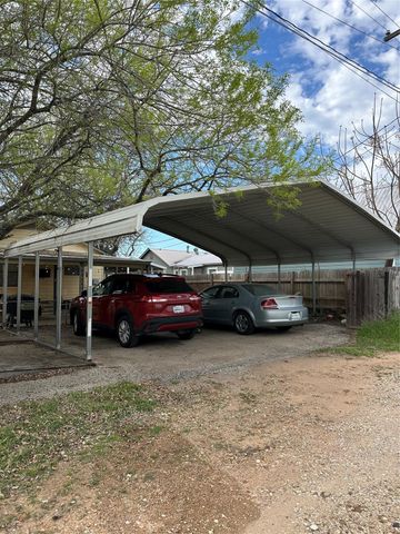 1301 NE 2nd ST, Smithville, TX 78957