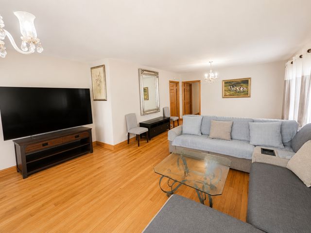 5433 W MELROSE Street, Chicago, IL 60641
