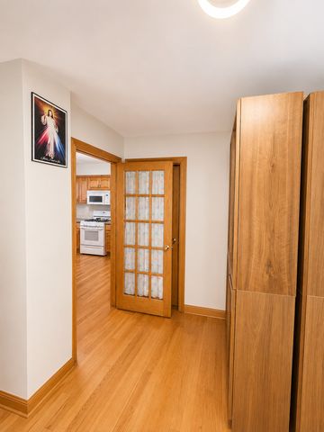 5433 W MELROSE Street, Chicago, IL 60641