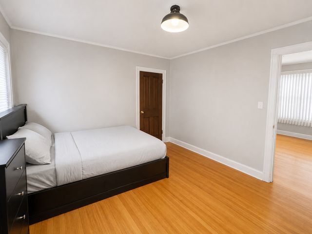 5433 W MELROSE Street, Chicago, IL 60641