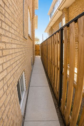 5433 W MELROSE Street, Chicago, IL 60641