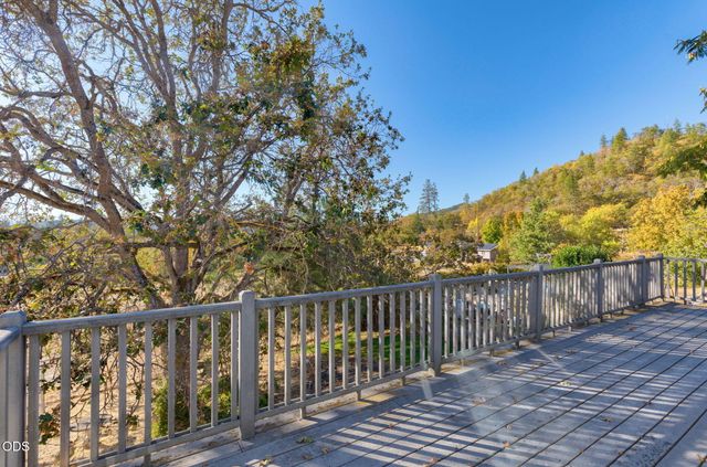1802 NE Beacon Drive, Grants Pass, OR 97526
