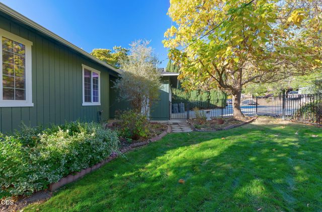 1802 NE Beacon Drive, Grants Pass, OR 97526
