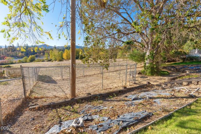 1802 NE Beacon Drive, Grants Pass, OR 97526