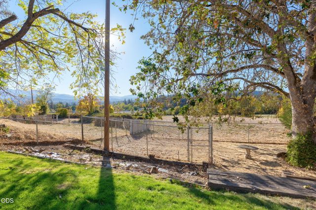 1802 NE Beacon Drive, Grants Pass, OR 97526