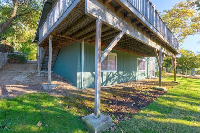 1802 NE Beacon Drive, Grants Pass, OR 97526