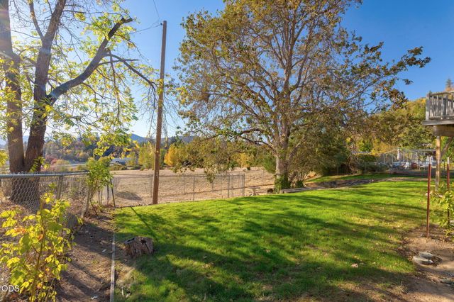 1802 NE Beacon Drive, Grants Pass, OR 97526