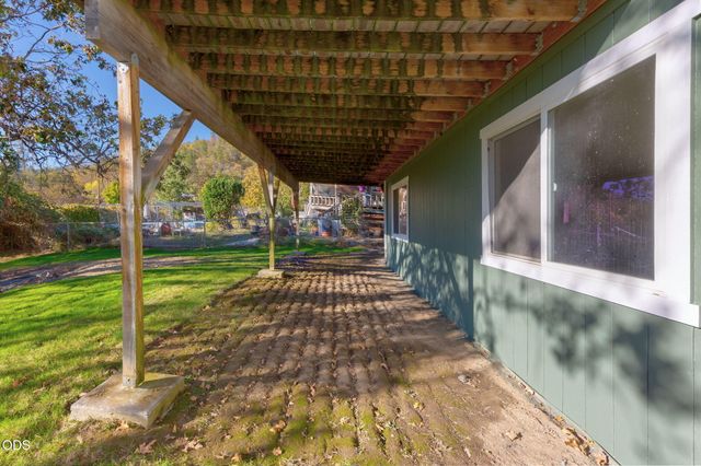 1802 NE Beacon Drive, Grants Pass, OR 97526