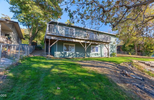 1802 NE Beacon Drive, Grants Pass, OR 97526