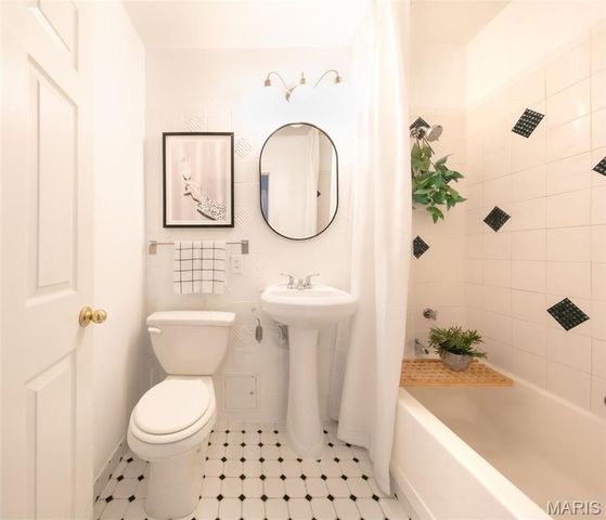 4466 W Pine Boulevard 8E, St Louis, MO 63108