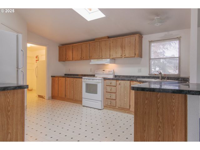 3396 LAKE VANESSA Cir Nw, Salem, OR 97304