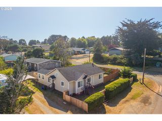 520 5TH St Se, Bandon, OR 97411
