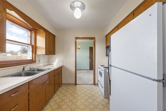 1010 Eastern Drive, Cedar Rapids, IA 52403