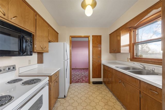 1010 Eastern Drive, Cedar Rapids, IA 52403