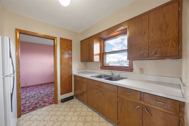 1010 Eastern Drive, Cedar Rapids, IA 52403