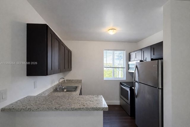 540 NW 7th St 36, Miami, FL 33136