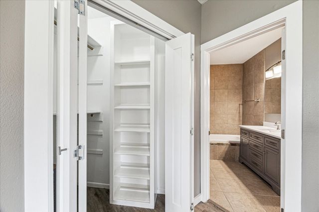 146 Dawns Edge Drive, Conroe, TX 77356