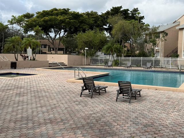 2301 NW 96th Ter 16D, Pembroke Pines, FL 33024