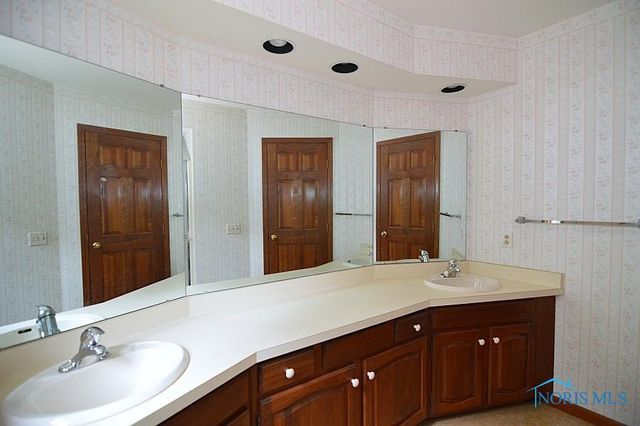 6855 Shooters Hill Road, Toledo, OH 43617