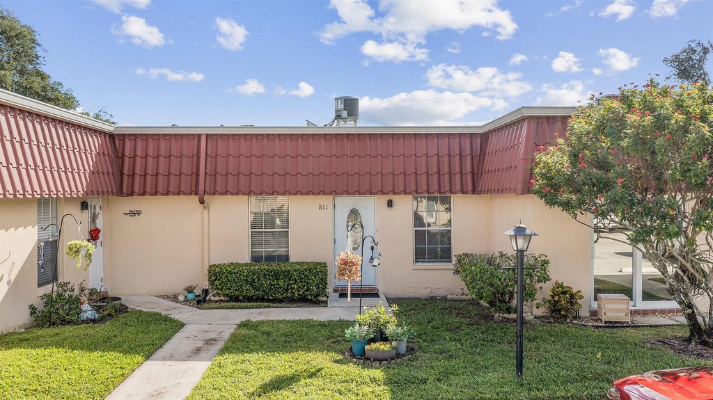 811 Salem Lane, Lake Worth, FL 33467