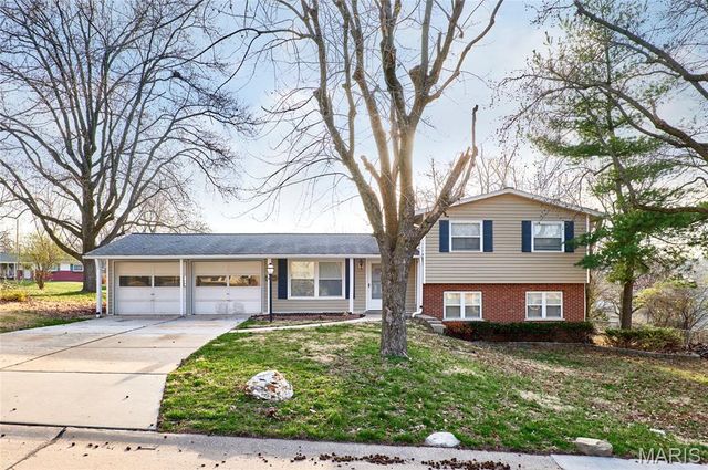 3204 Bristol Hall Drive, Bridgeton, MO 63044