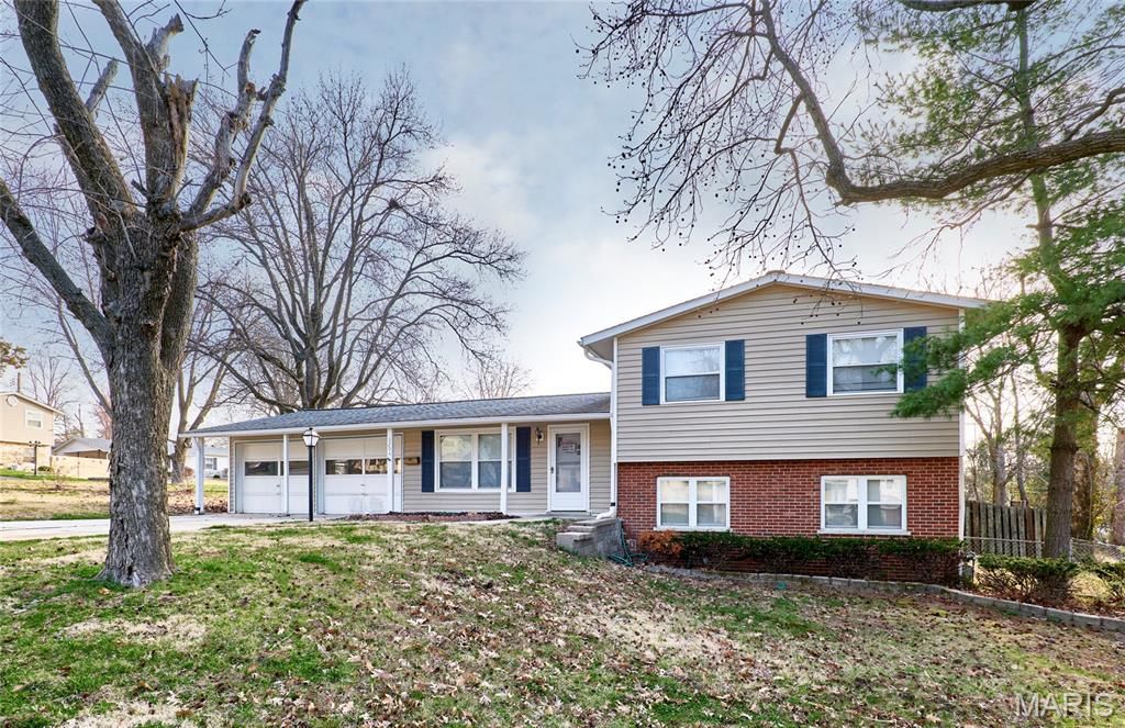3204 Bristol Hall Drive, Bridgeton, MO 63044