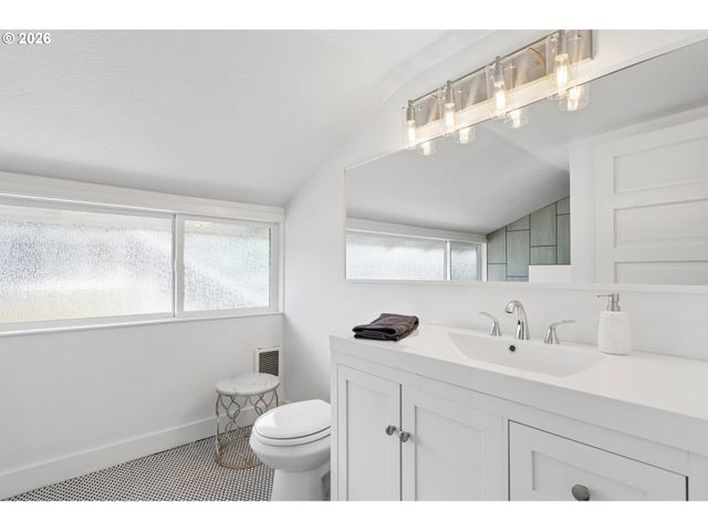 2720 Se 66TH Ave, Portland, OR 97206