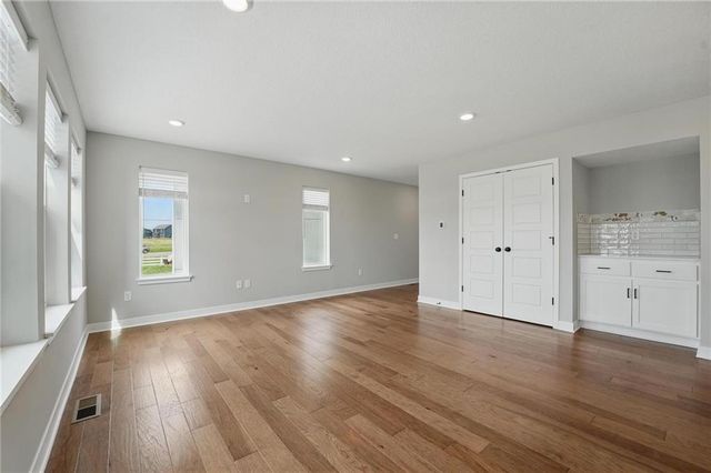 8712 SW Edgewater Drive, Blue Springs, MO 64064