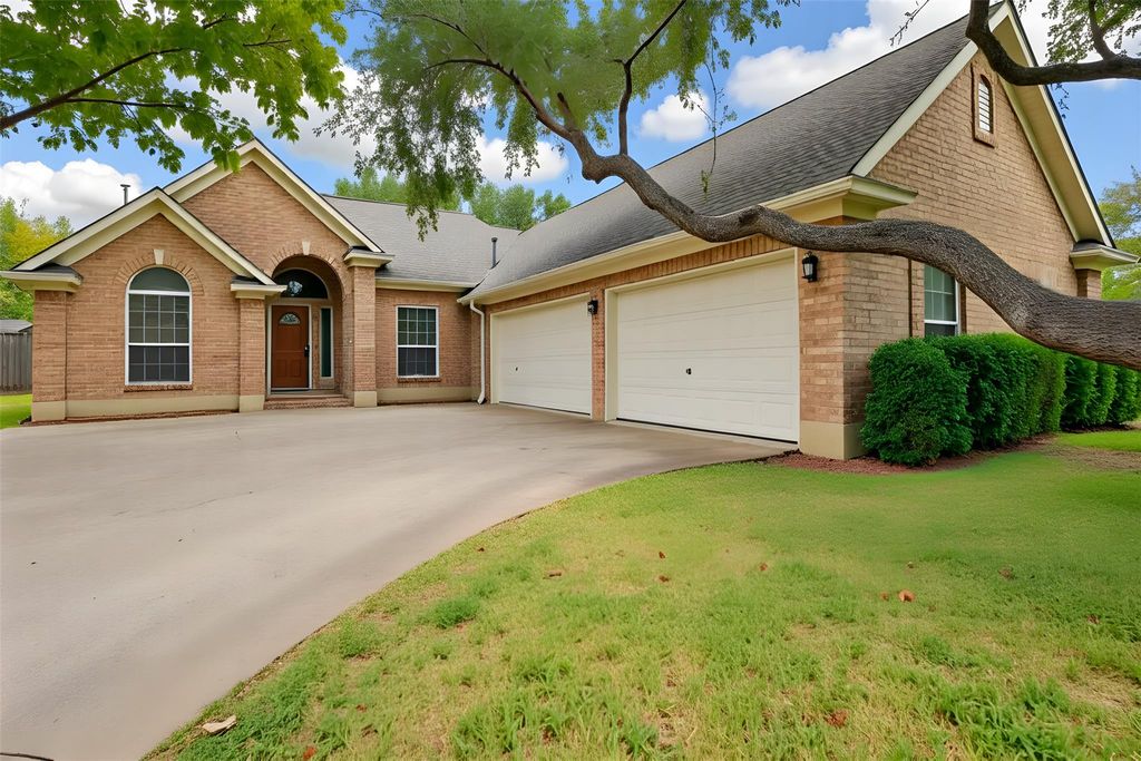 2001 Lacey Oak CV, Round Rock, TX 78681